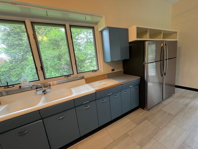 Building Photo - 220 E Montgomery St