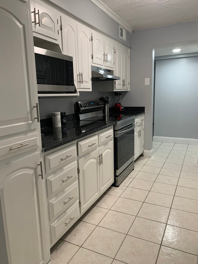 Building Photo - 8530 Madrid Ct