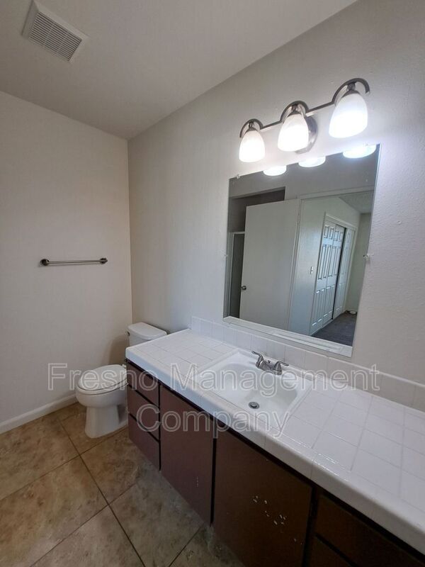 Building Photo - 543 W Alamos Ave