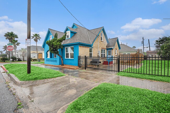Building Photo - 1028 Ave M 1/2