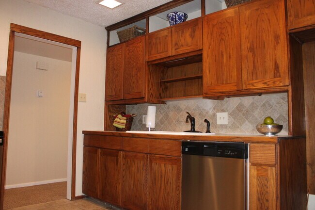 Building Photo - PRE-LEASING For August! 4 Bedroom/ 2 Bath Updated house close to TTU and LCU