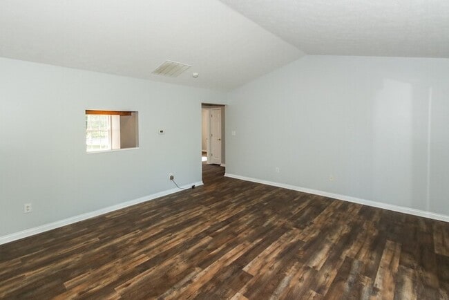 Building Photo - 3 Bedroom in Warren Township