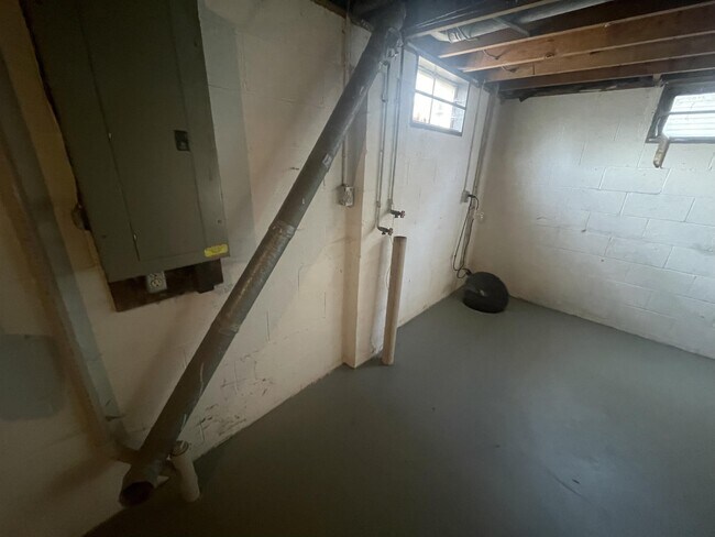 Building Photo - 953 S Spring Rd