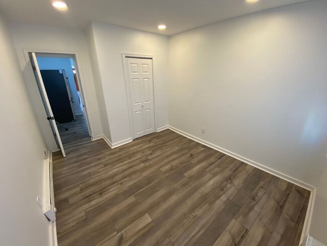 Building Photo - 1725 Monument St