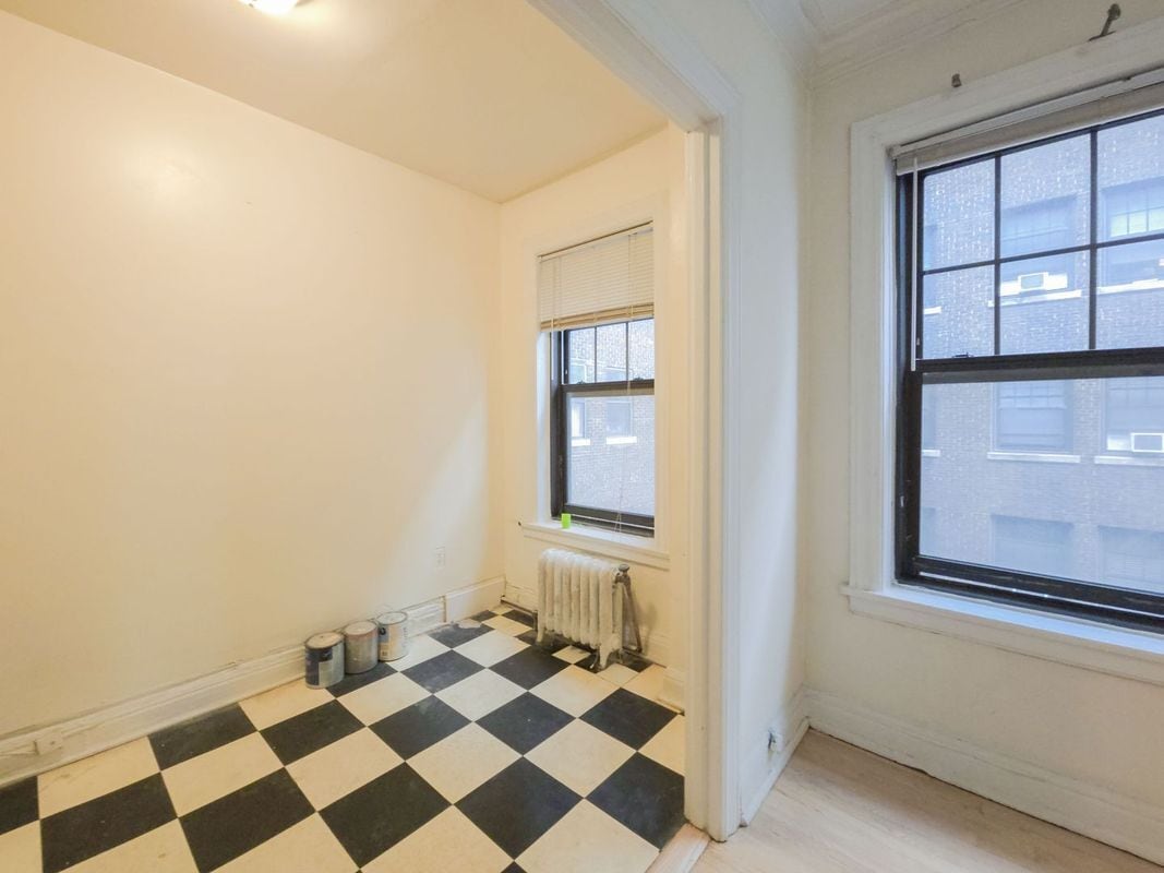 Building Photo - 540 W Briar Pl