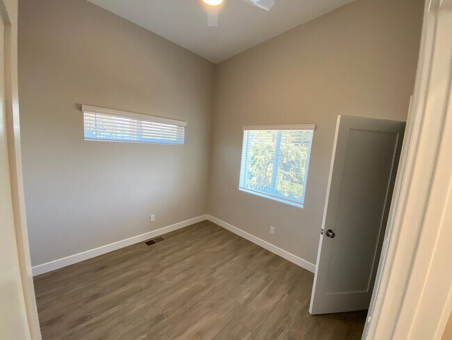 Building Photo - 4BD/2BA w Large Deck!