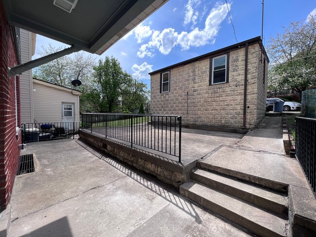 Building Photo - Updated 2BR house with Garage!