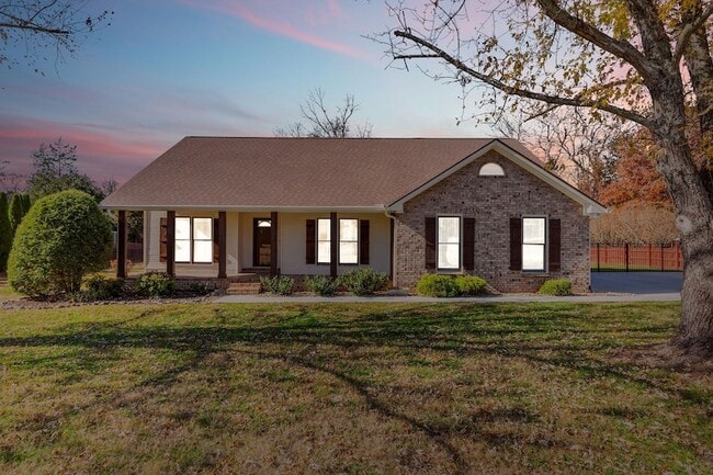 Building Photo - 755 Regal Dr