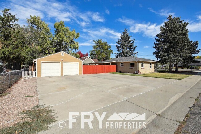 Building Photo - Brick Ranch Home Near Olde Town