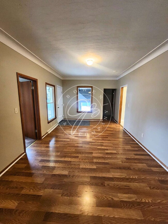 Building Photo - Unique 3-bedroom, 2.5-bath unit within a 4-unit complex offers over 1,100 square feet of living s...