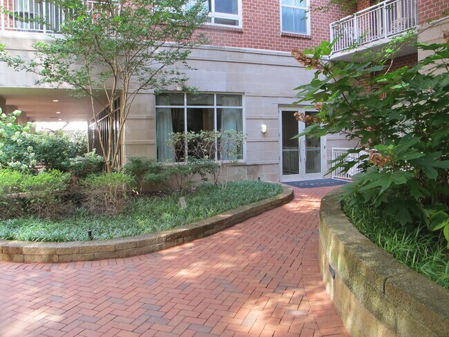 Building Photo - 820 N Pollard St