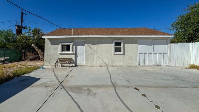 Building Photo - 3-Bed, 2-Bath Single Story Home with Big Y...
