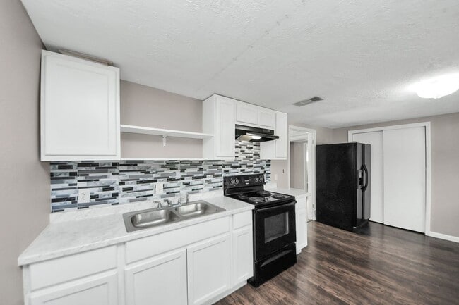 Building Photo - 5747 Turtle Creek Rd