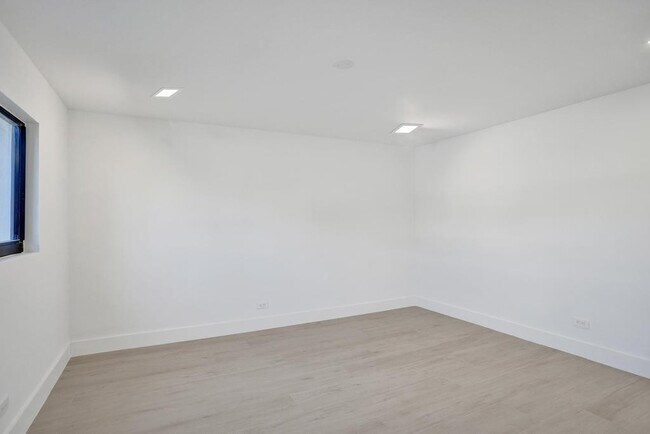 Building Photo - 840 SE 22nd Ave