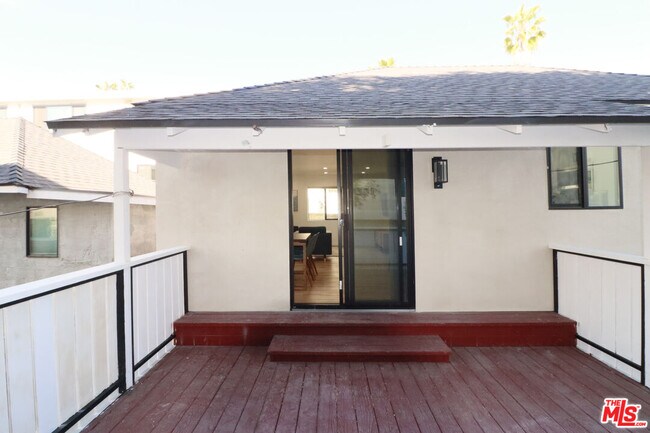 Building Photo - 918 N San Vicente Blvd