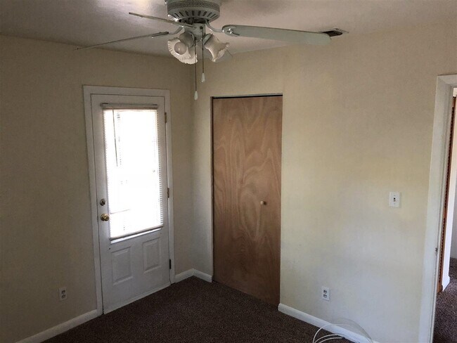 Building Photo - 2404 Surrey St