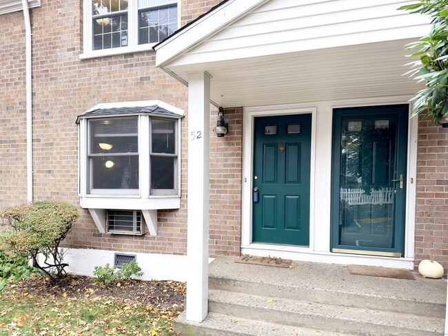 Building Photo - 245 Sunnyridge Ave