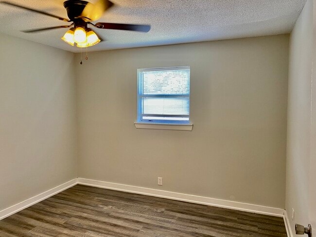 Building Photo - Hillcrest Apts: Rossville 2Bed/1Bath Apart...