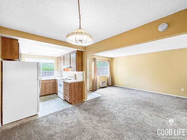 Building Photo - Spacious 3BD/2.5BA Townhouse in UTC W/ 2-C...