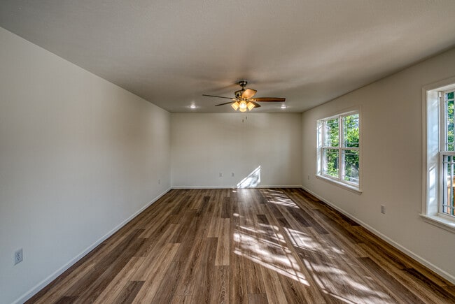 Building Photo - 220 E Sunset Cove Ln