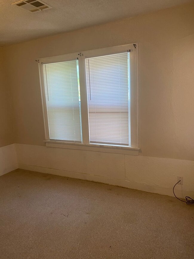 Building Photo - 2 bed 1 bath for lease near downtown