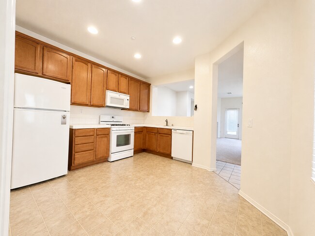 Building Photo - 3 Bedroom condo in Lake Elsinore