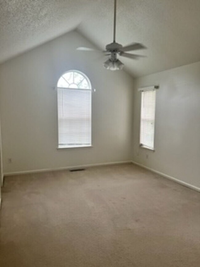 Building Photo - 2 Br 2 Bath