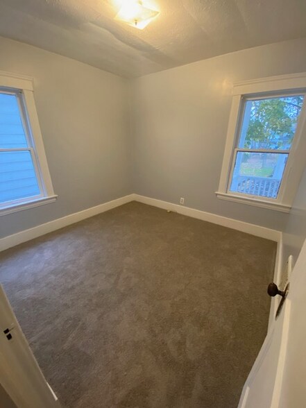 Building Photo - 1320 W 7th St