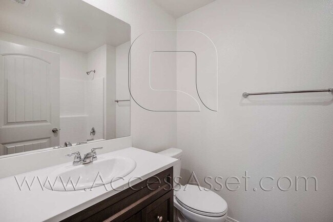 Building Photo - Stylish 2 Bed + 2.5 Bath Townhome in Murrieta