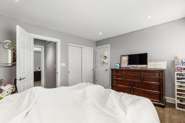 Building Photo - 6930 Avery Rd