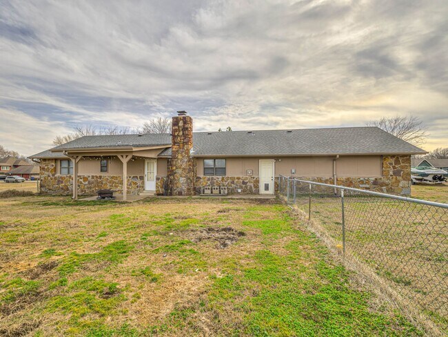 Building Photo - Beautiful 3 bedroom home in the heart of Coweta!