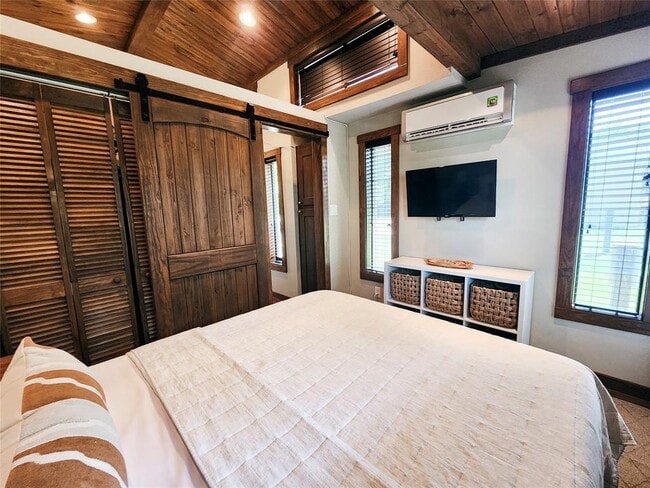 Building Photo - 300 Park Ave