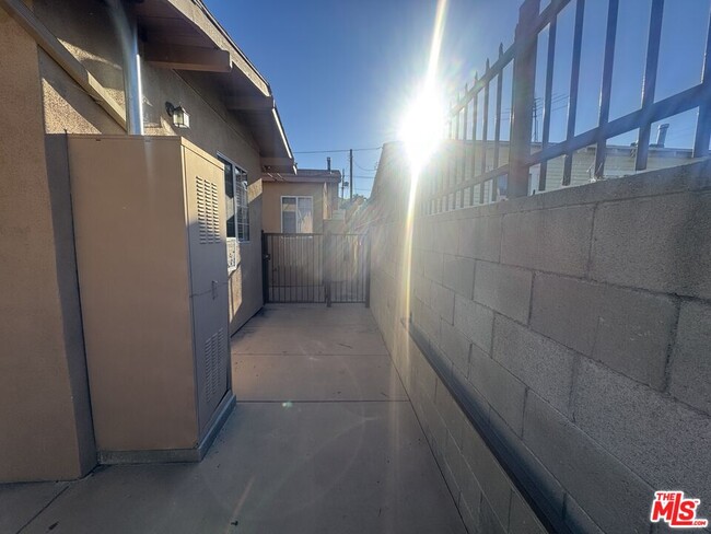 Building Photo - 317 N Coronado St