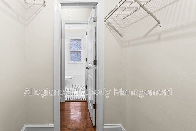 Building Photo - 922 S Washington St