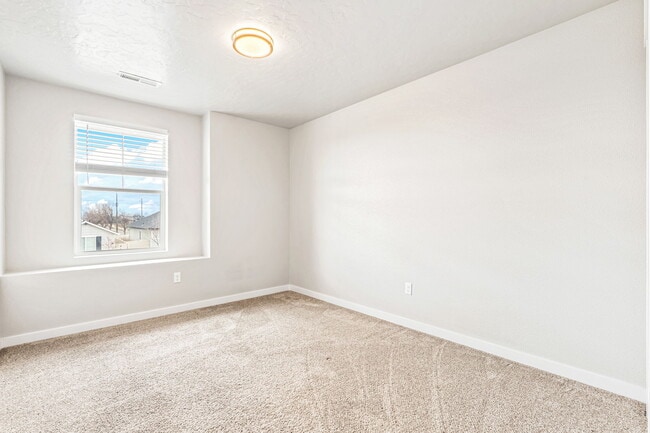 Building Photo - 6852 S Birch Creek Ave