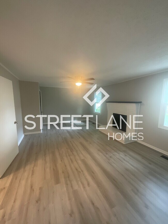 Building Photo - 1/2 MONTHS RENT FREE WITH A SIGNED LEASE B...