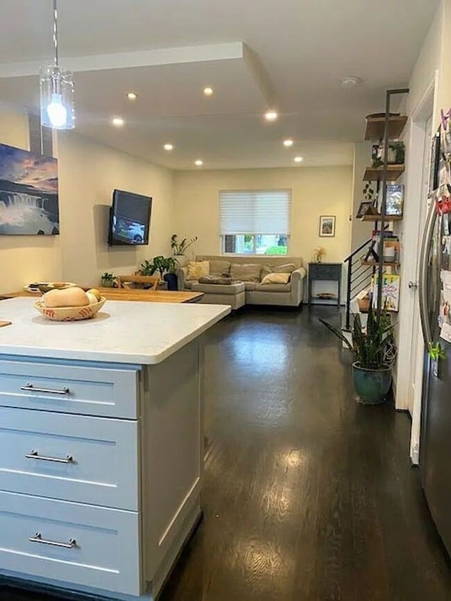 Building Photo - Brentwood Beauty