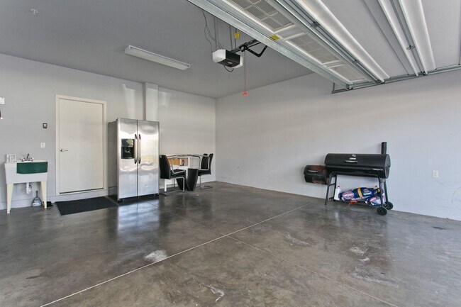 Building Photo - 550 Kamaaha Ave