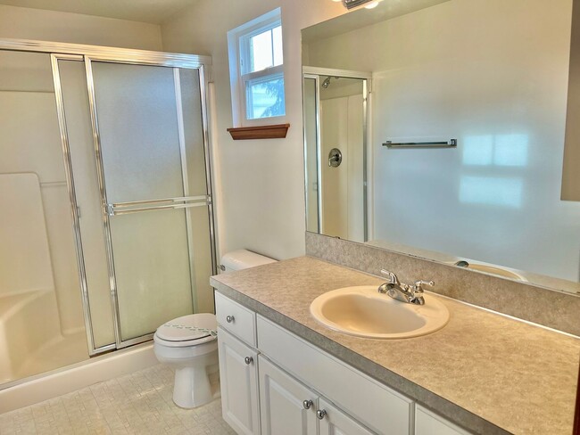 Building Photo - Excellent Location in Fishers Landing near...