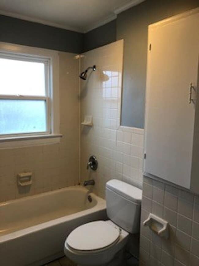 Building Photo - TWO BEDROOM/ONE BATH HOME