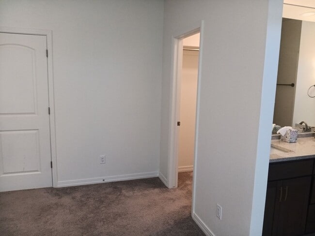 Building Photo - 3 Bedroom, 2 Bathroom Home! Schedule a Sho...