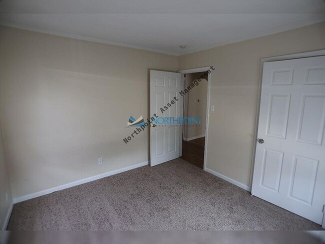 Building Photo - 1220 Browning Dr