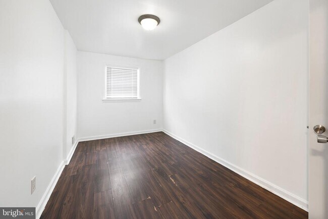 Building Photo - 3816 W Bay Ave