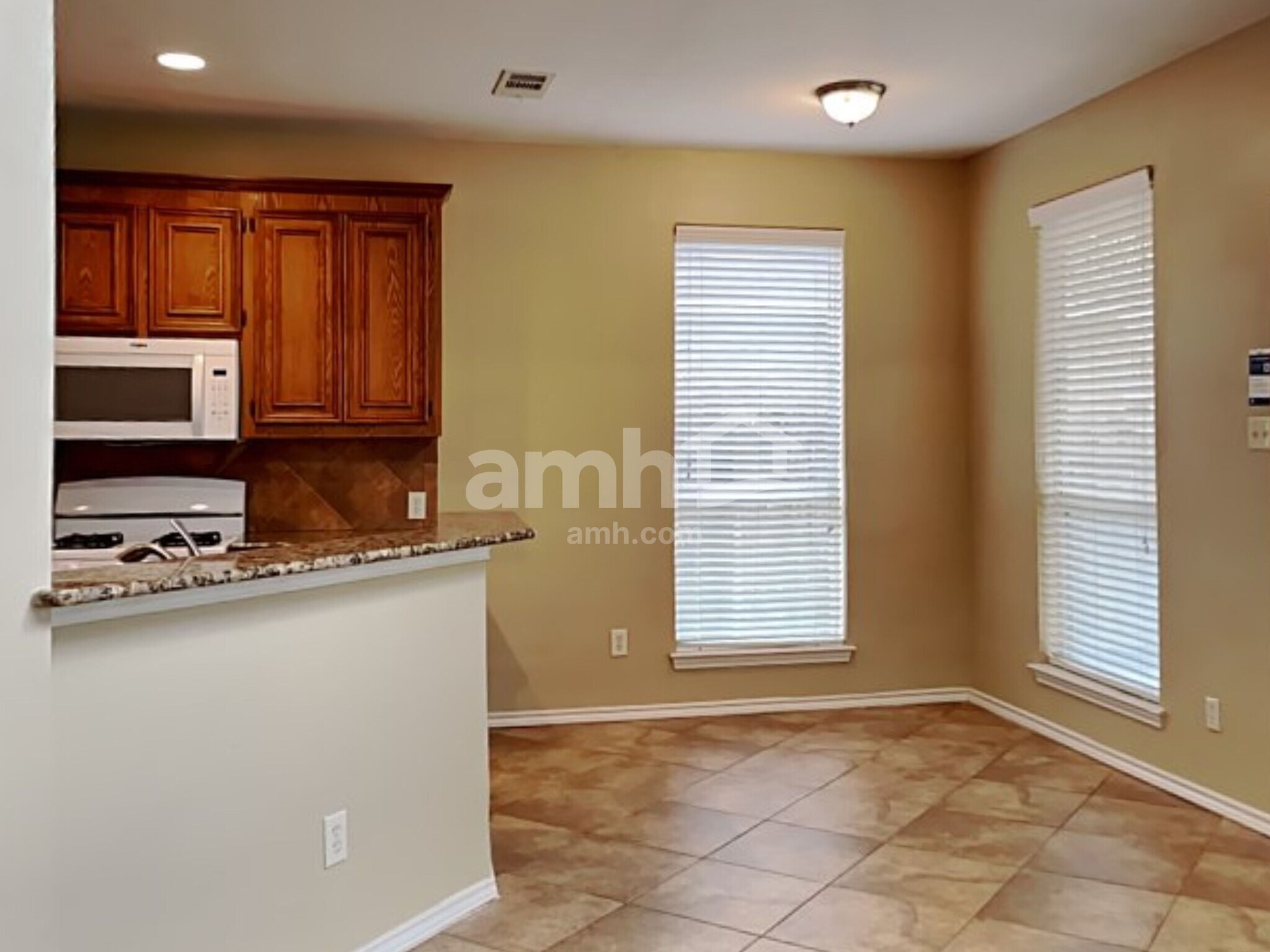 Building Photo - 2718 Lakecrest Way Dr