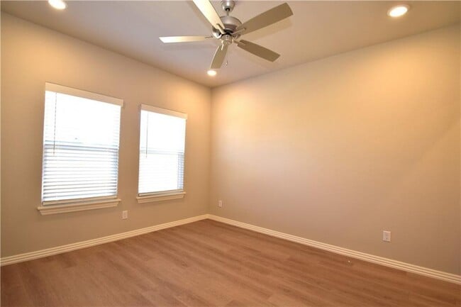 Building Photo - 1604 SW Poigai Wy