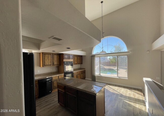 Building Photo - 10925 W Kaler Dr
