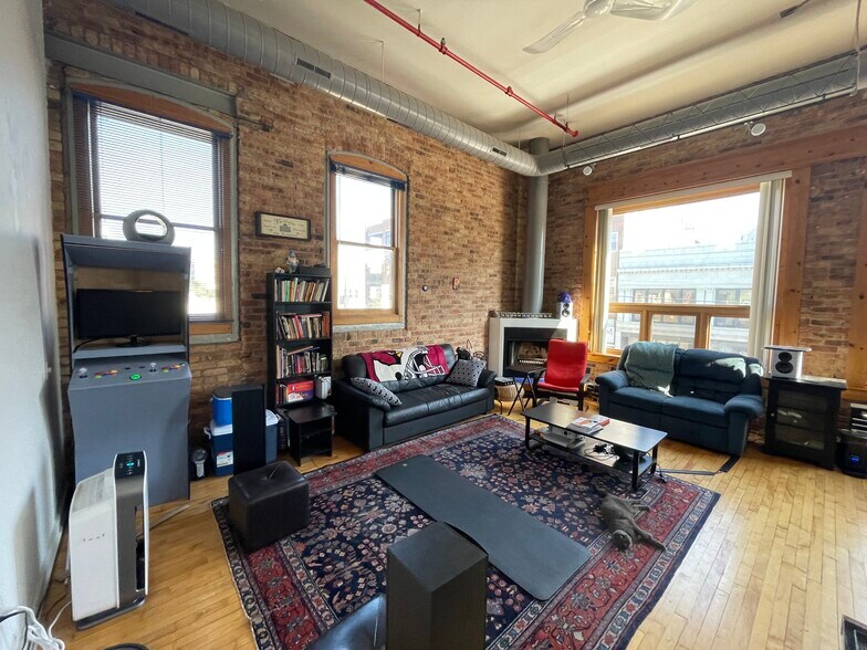 Building Photo - 1114 W Belmont Ave