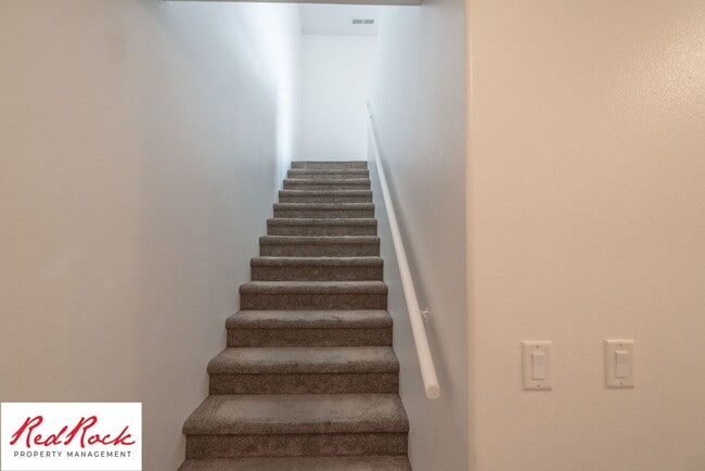 Building Photo - Spacious 3 Bedroom Townhome in Central St....