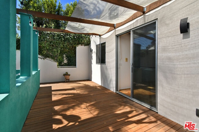 Building Photo - 656 Angelus Pl