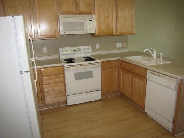 Building Photo - End Unit Town home *3Bedrm 2.5 Bath*Cottag...